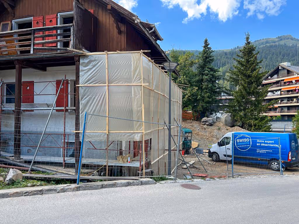 Confinement extérieur pour assainissement d'une façade