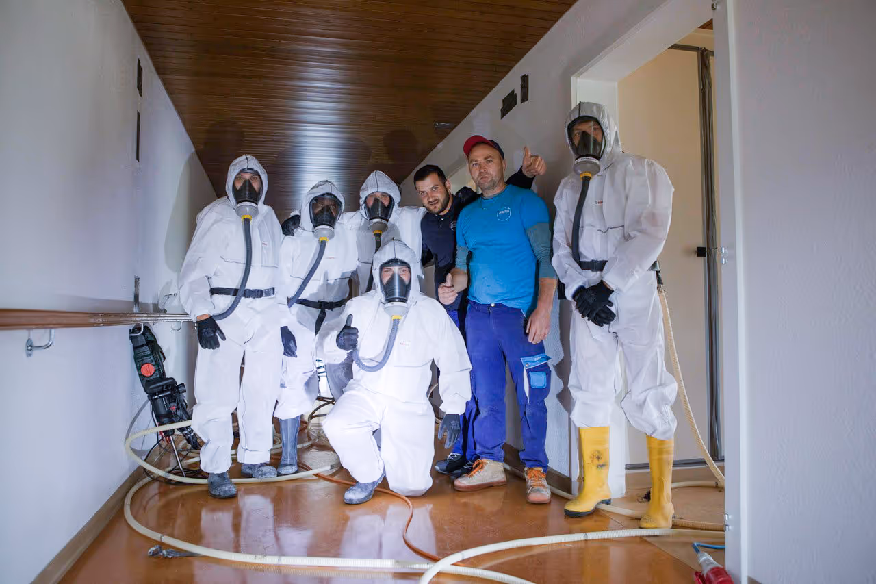 Equipe avec combinaison complète et masque