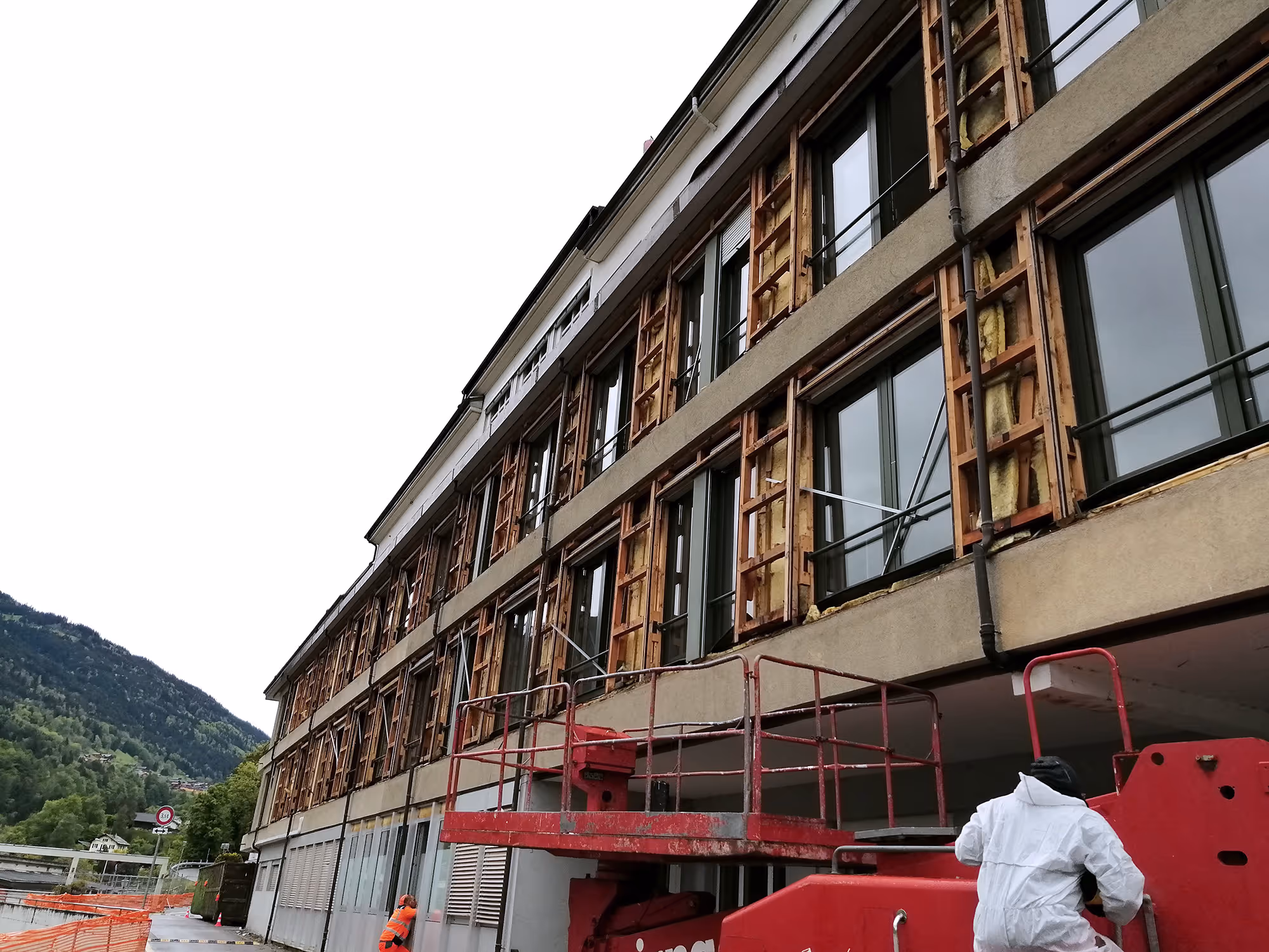La façade en travaux de l'hôpital de Monthey